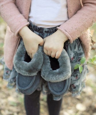 Axelda Fårskinnstofflor leeds Asphalt grå tofflor fårull varmfodrat barn junior pojke flicka kille tjej